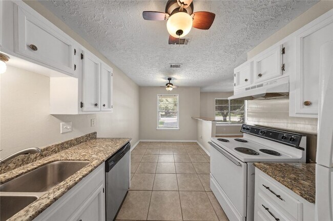 Building Photo - 1417 Hillside Dr