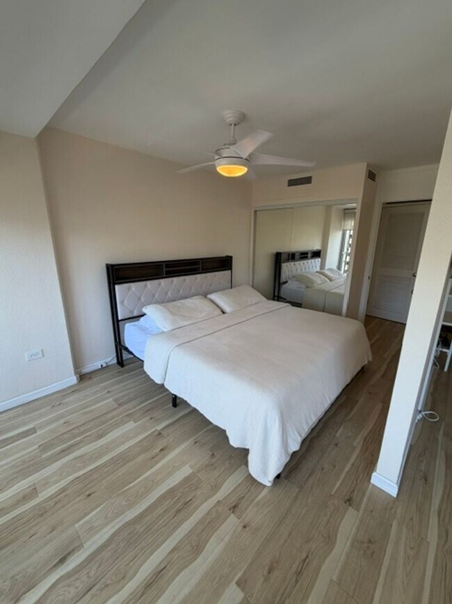 Building Photo - Bright Updated 1 bedroom with covered parking. ALL utilities included