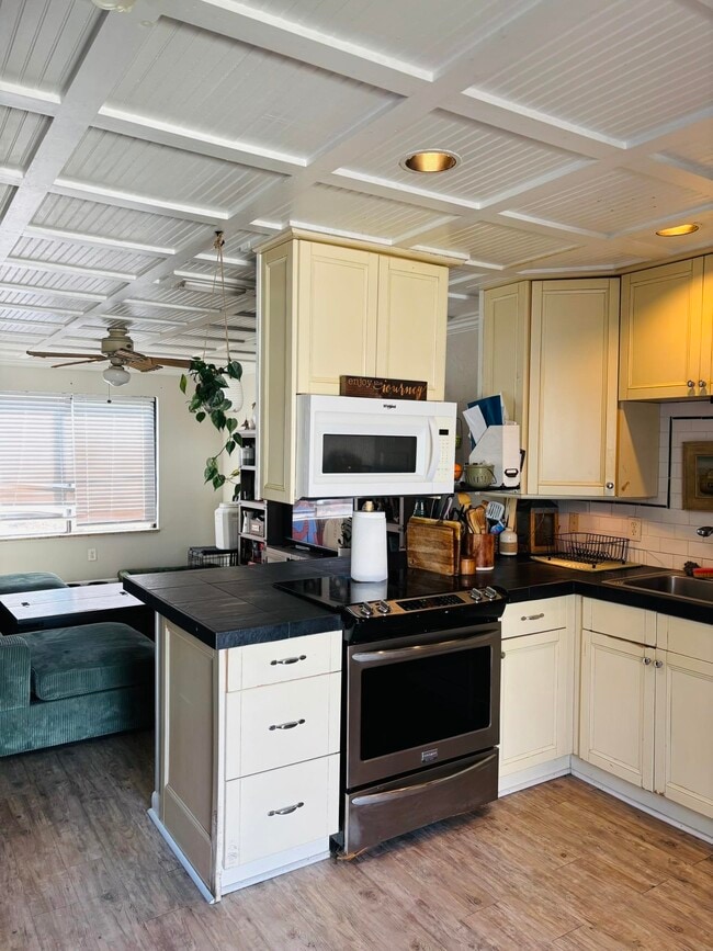 Building Photo - 301 S Lipona Rd