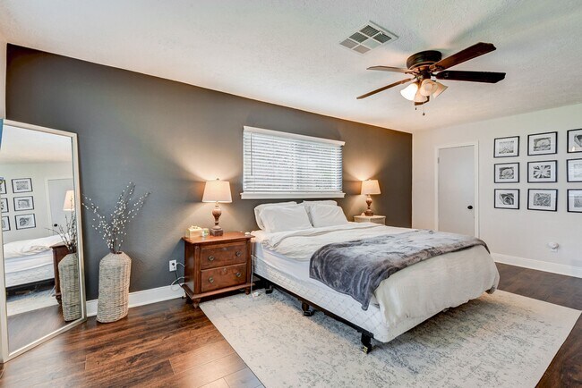 Building Photo - 10707 Piping Rock Ln