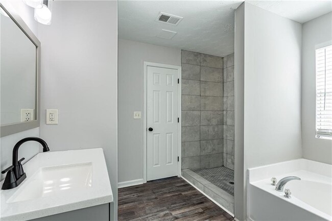 Building Photo - 2 Belmont Park Dr
