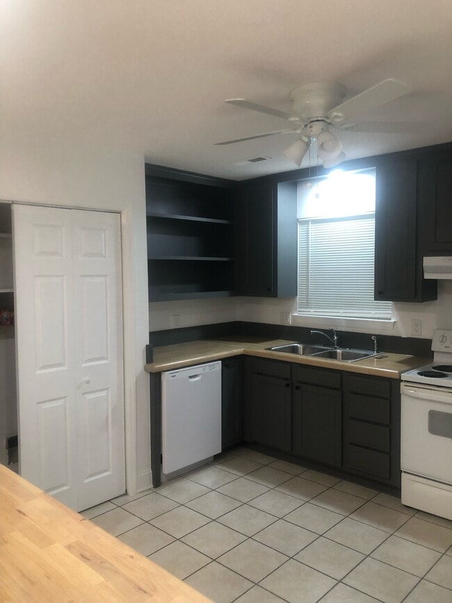 Building Photo - 877 Donaldson Rd