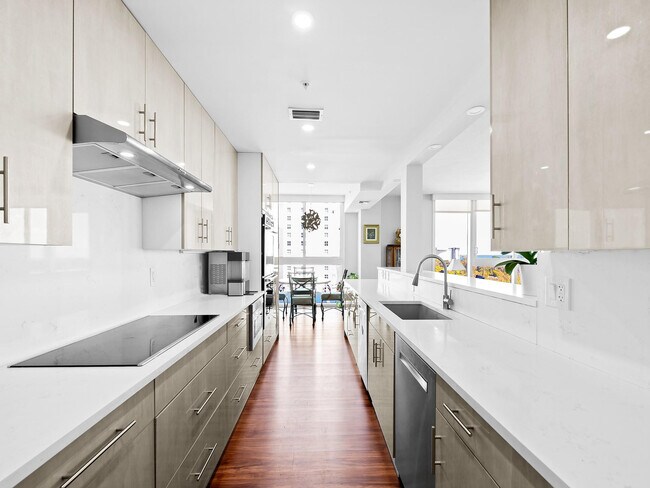 Building Photo - 715 Bayshore Dr