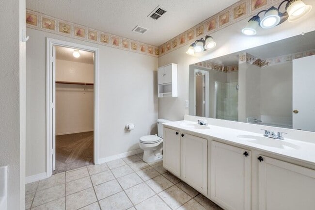 Building Photo - 2528 Red Oak Dr