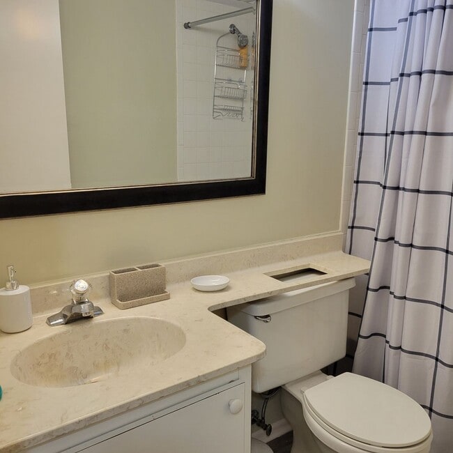 Building Photo - Seasonal/short term 2/2 ground floor condo downtown Sarasota.