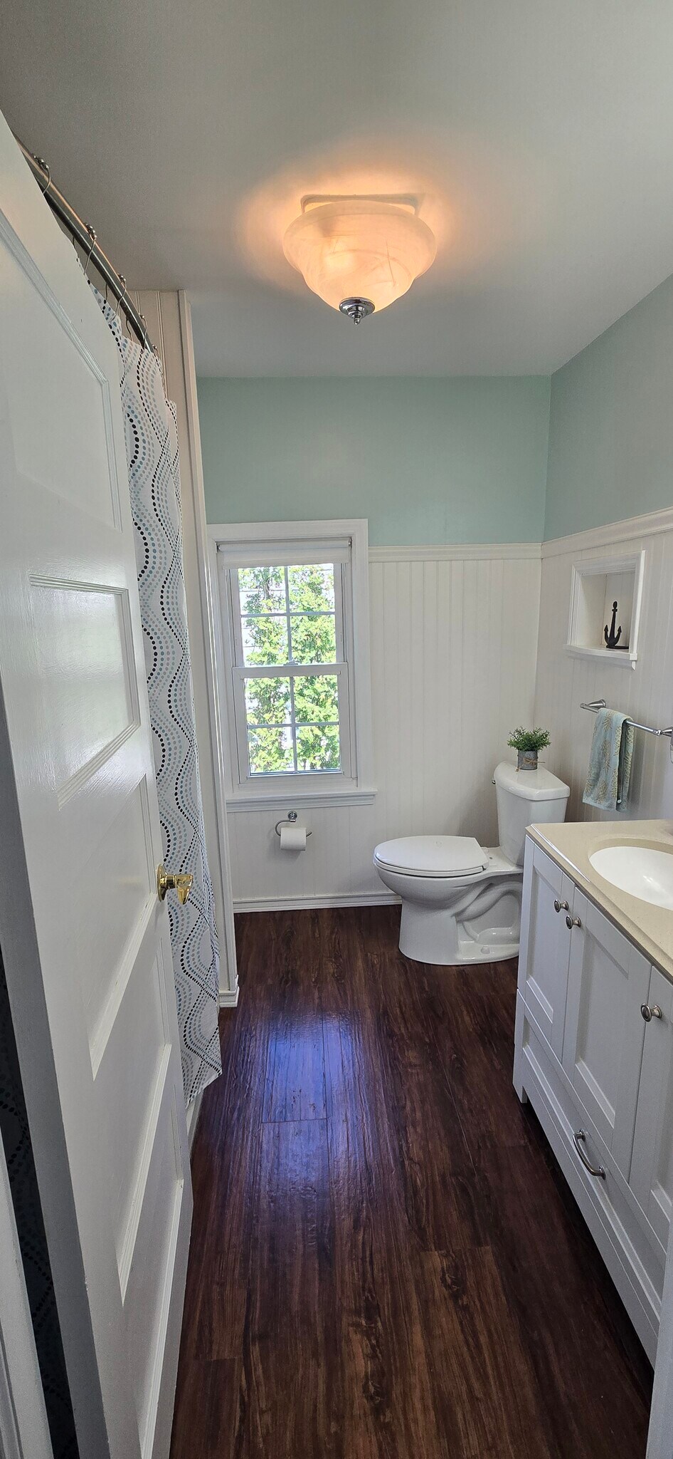 Main Bathroom with tub/shower - 2003 Arbor Ln
