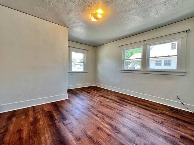 Building Photo - 8th2122 (CW-NB)