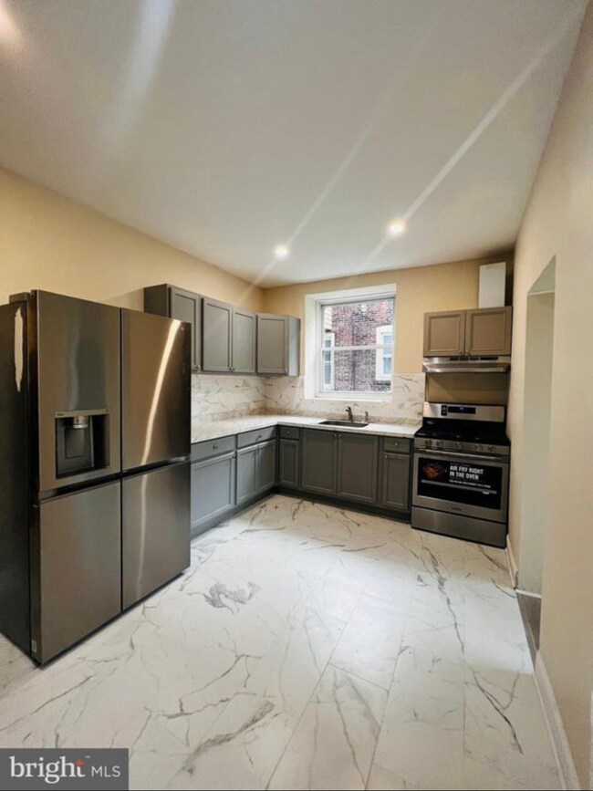 Building Photo - 6119 W Columbia Ave