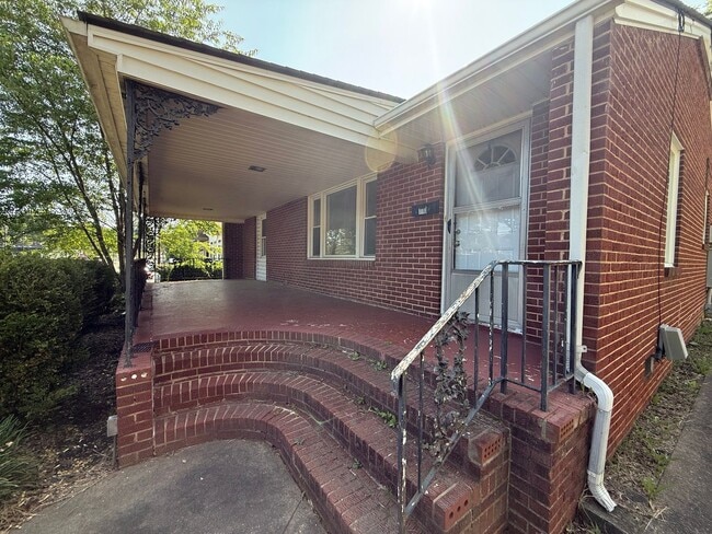 Building Photo - Three bedroom, 1.5 bath house in Burlington