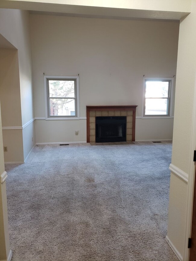 Building Photo - 2 BEDROOM, 2 1/2 BATH TOWNHOME W/2 CAR GAR...