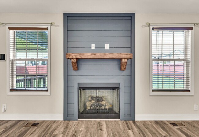 Building Photo - Close to Fort Campbell and MOVE IN READY!