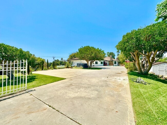 Building Photo - 1650 Winterwarm Dr