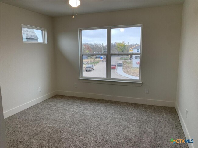 Building Photo - 1854 Royal Loop