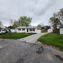 Building Photo - 4 Manor Ct