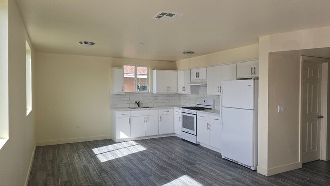 Building Photo - All Bed& Bath at 1st ,2 car Assigned Parking Space at back with access alley,tile &laminate floor...