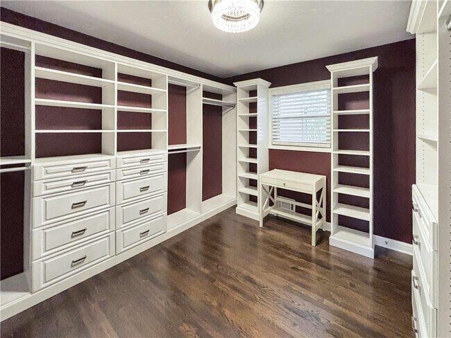 Building Photo - 2395 Powers Ferry Dr SE