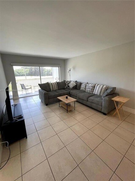 Building Photo - 3100 N Palm Aire Dr