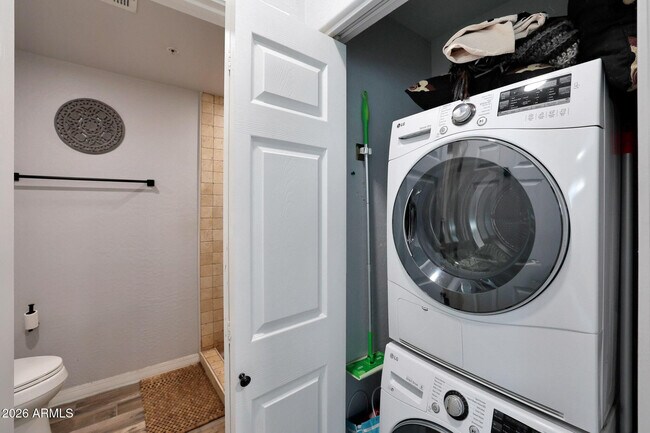 Building Photo - 615 E Portland St