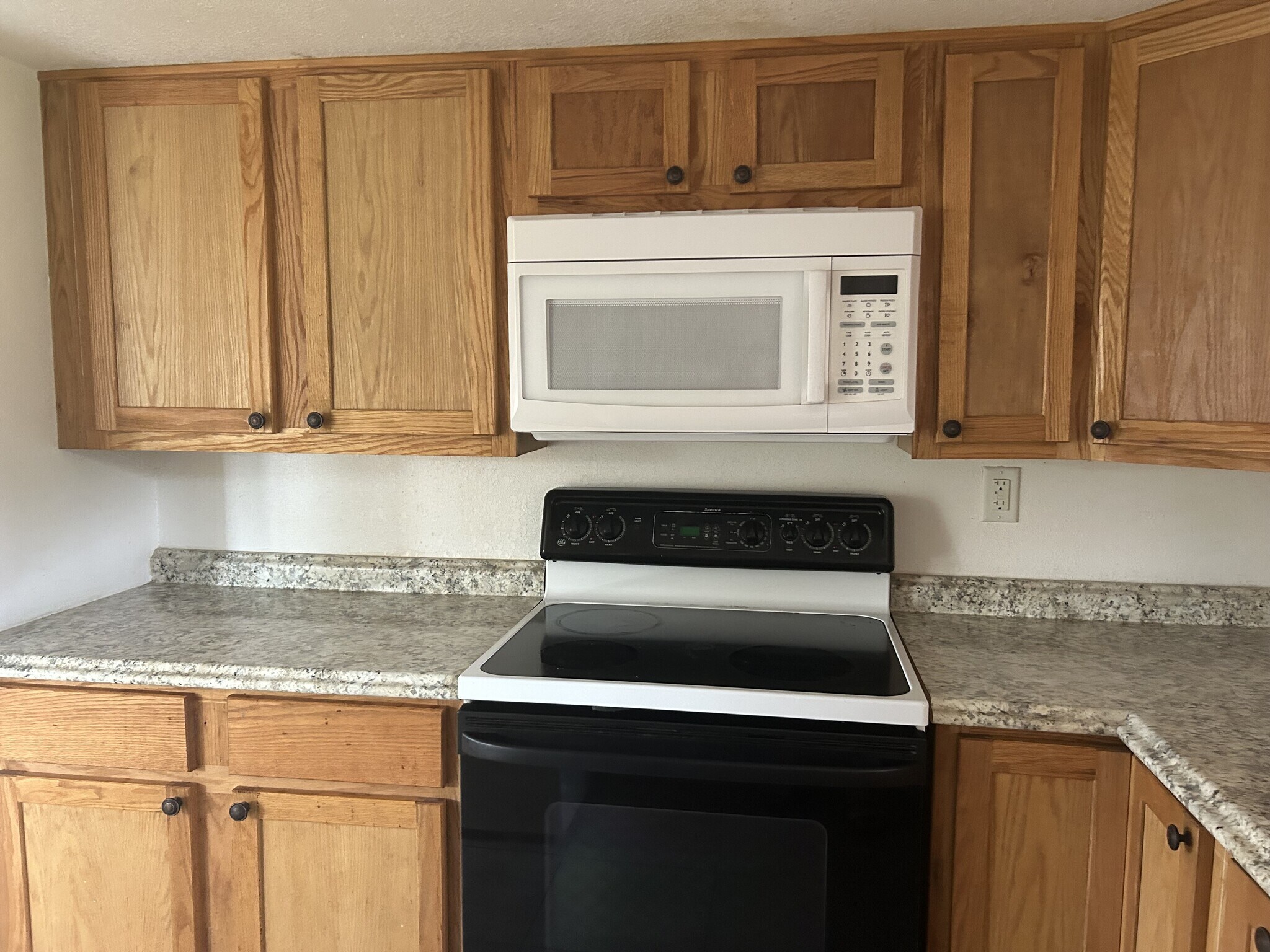 Kitchen 2 Unit B - 613 N Dixie Ave