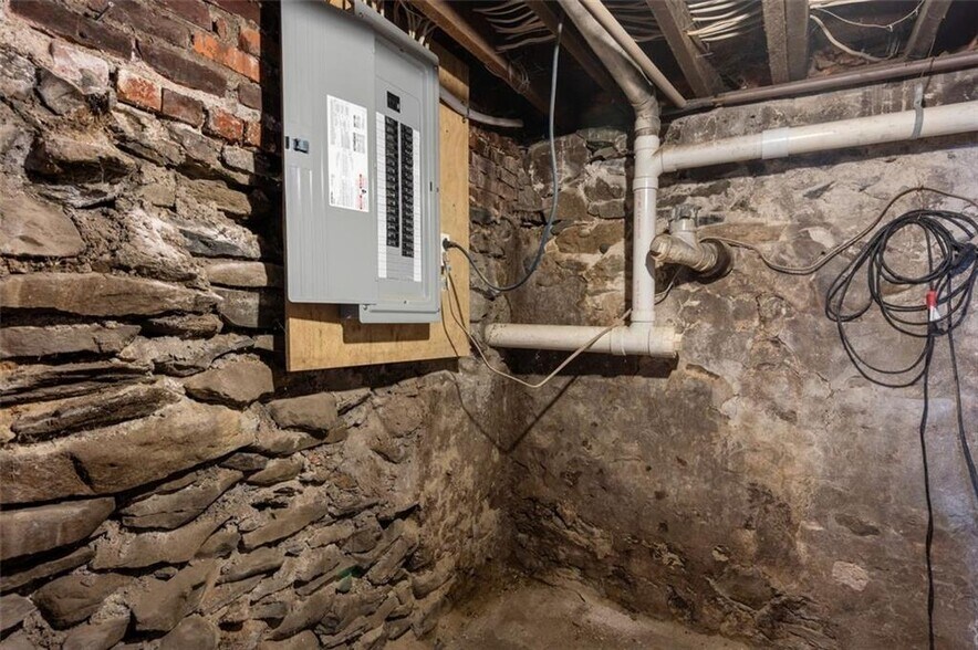 Building Photo - 2 Narragansett Ave