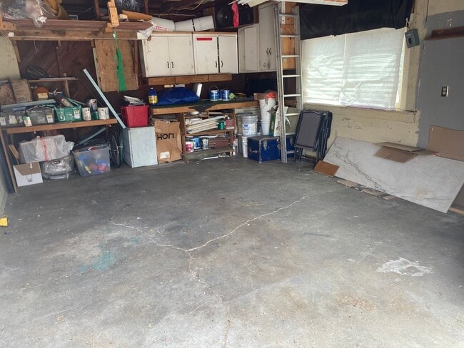 Building Photo - LAUR62-64