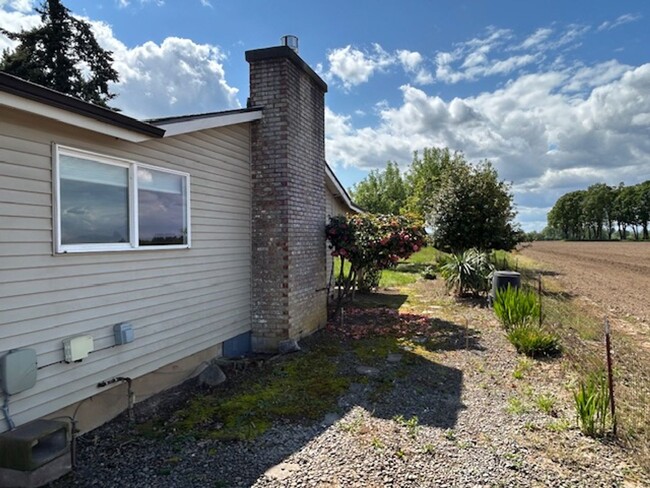 Building Photo - Molalla Country Home
