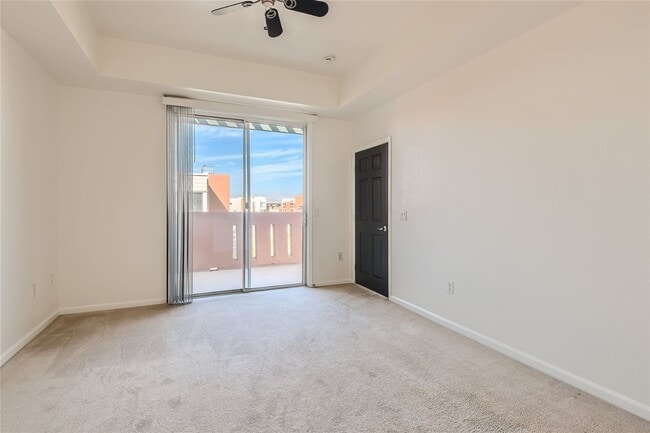 Building Photo - 2 Bedroom Mid-Rise Condo at PARK AVENUE!
