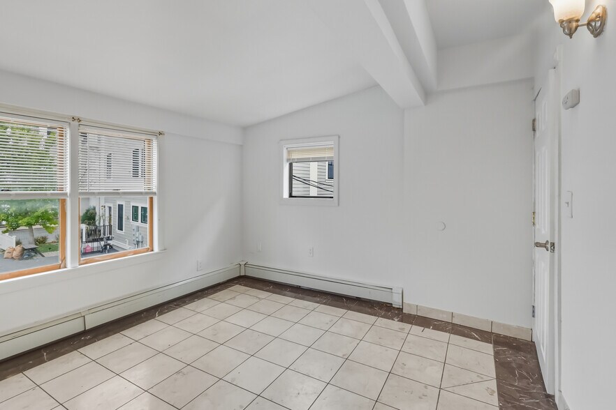 Building Photo - 571 Somerville Ave