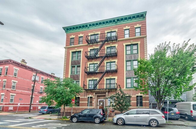 Building Photo - 608 Bramhall Ave