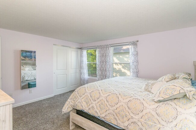 Building Photo - 1071 Stratford Ct