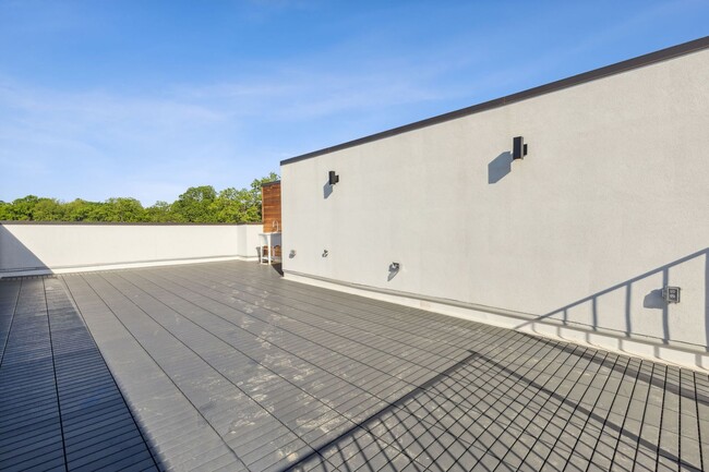 Building Photo - 3 Story Townhome with Roof Top Deck
