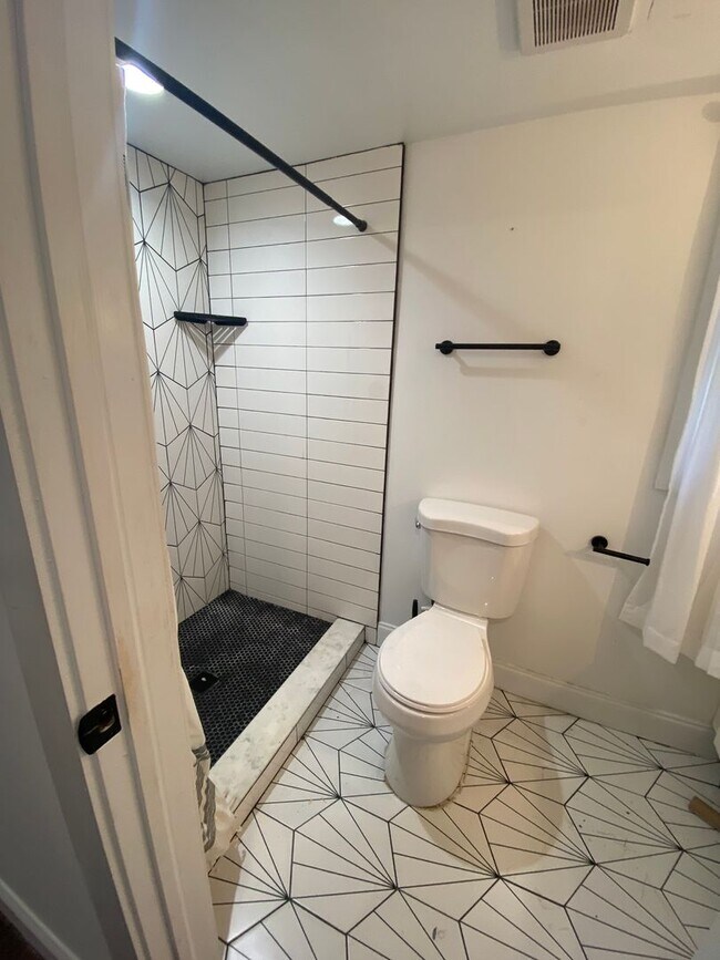 Building Photo - Stylish 5 Bedroom home in Fort Washington