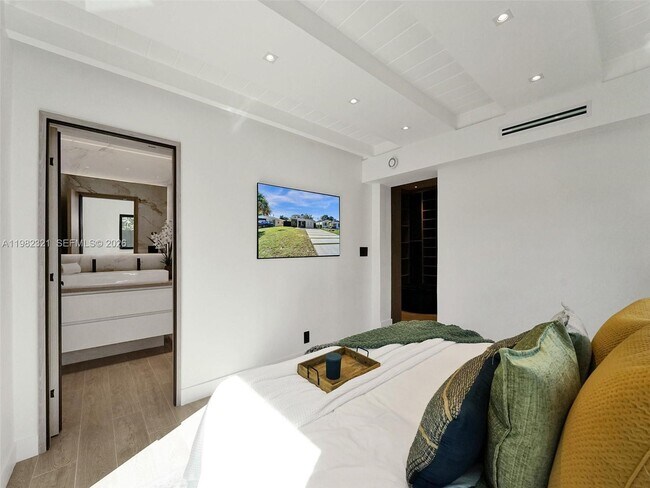 Building Photo - 2066 NE 174th St