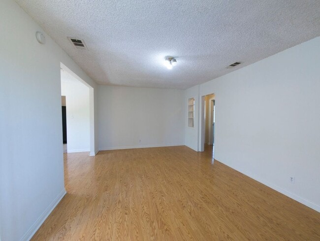 Building Photo - 5802 N Vista St