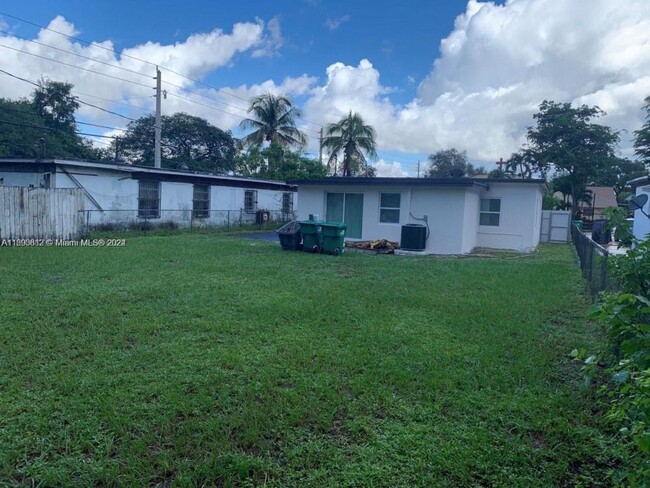 Building Photo - 3 bedroom in Miami FL 33147