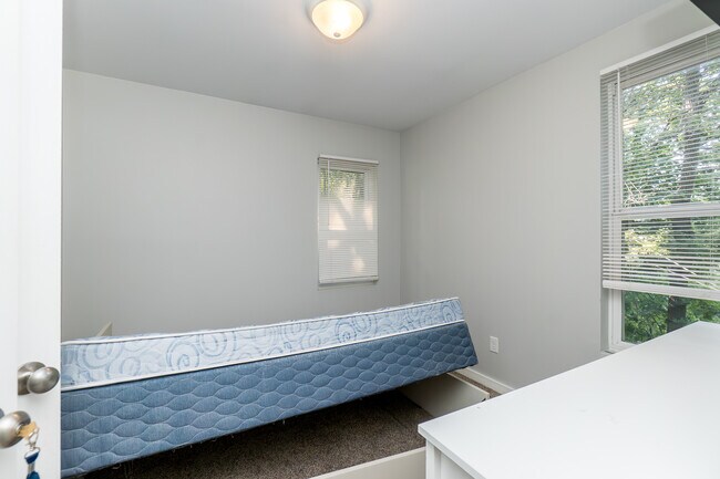 Building Photo - 402 Koch Ave
