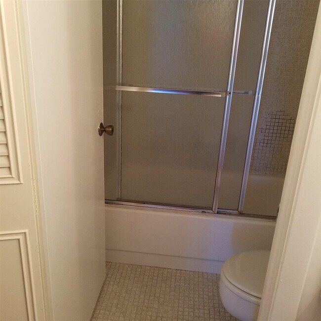 Building Photo - 1300 NE Miami Gardens Dr