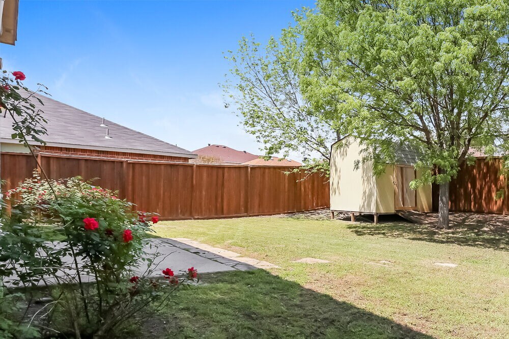 Building Photo - 2044 W Grove Ln