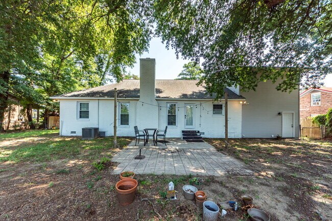 Building Photo - 765 Leafwood Rd