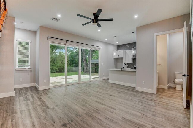 Building Photo - 2507 Rogge Ln