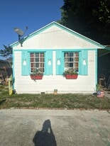 Building Photo - 2704 Poinsettia Ave