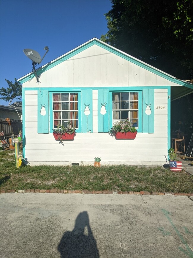 Building Photo - 2704 Poinsettia Ave