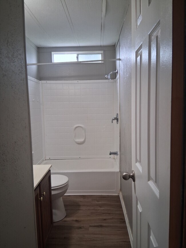 Building Photo - 252 Golden Crest Dr