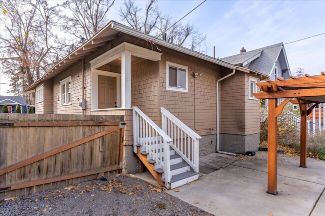 Building Photo - South Hill Charmer 3 bed, 1 bath available...