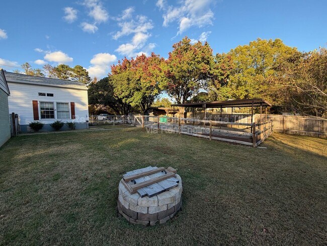 Building Photo - 7530 Shallowford Rd