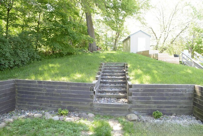Building Photo - 4887 Edgewater Dr