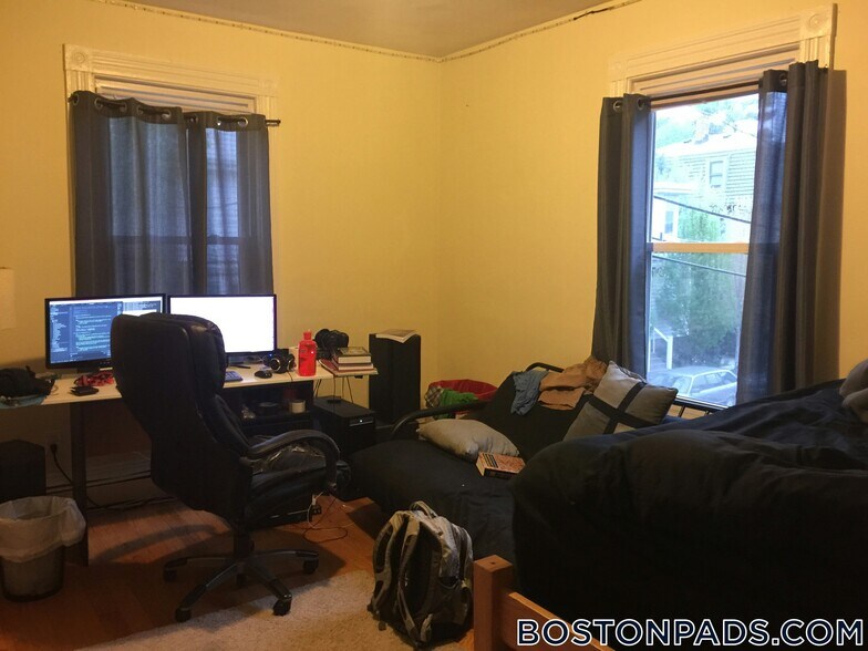 Building Photo - 35 Brookline St