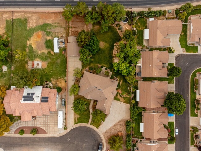 Building Photo - "Spacious 4-Bedroom, 4.5 Bathroom 4792 sq. ft. Retreat with Scenic Views and Cozy Fireplace in St...