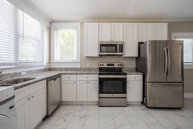 Building Photo - 20 Marion Ave