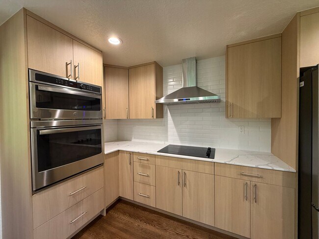 Building Photo - 3 Bed 2.5 Bath in the Heart of Bellevue